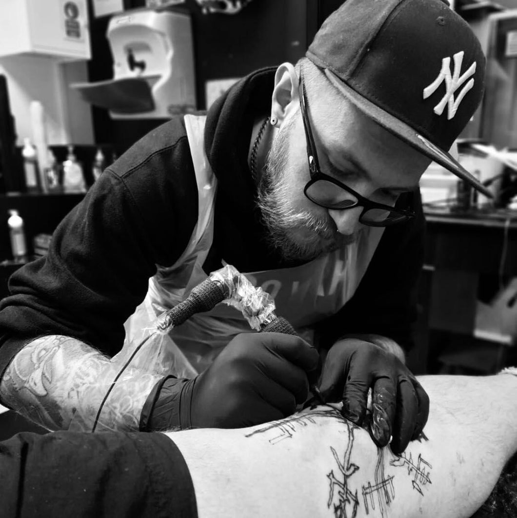 Bogdan Piwowarski tattooing at 7th Circle Tattoo & Piercing